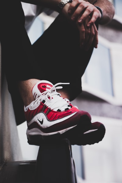 红白相间的Nike Air Max鞋款\